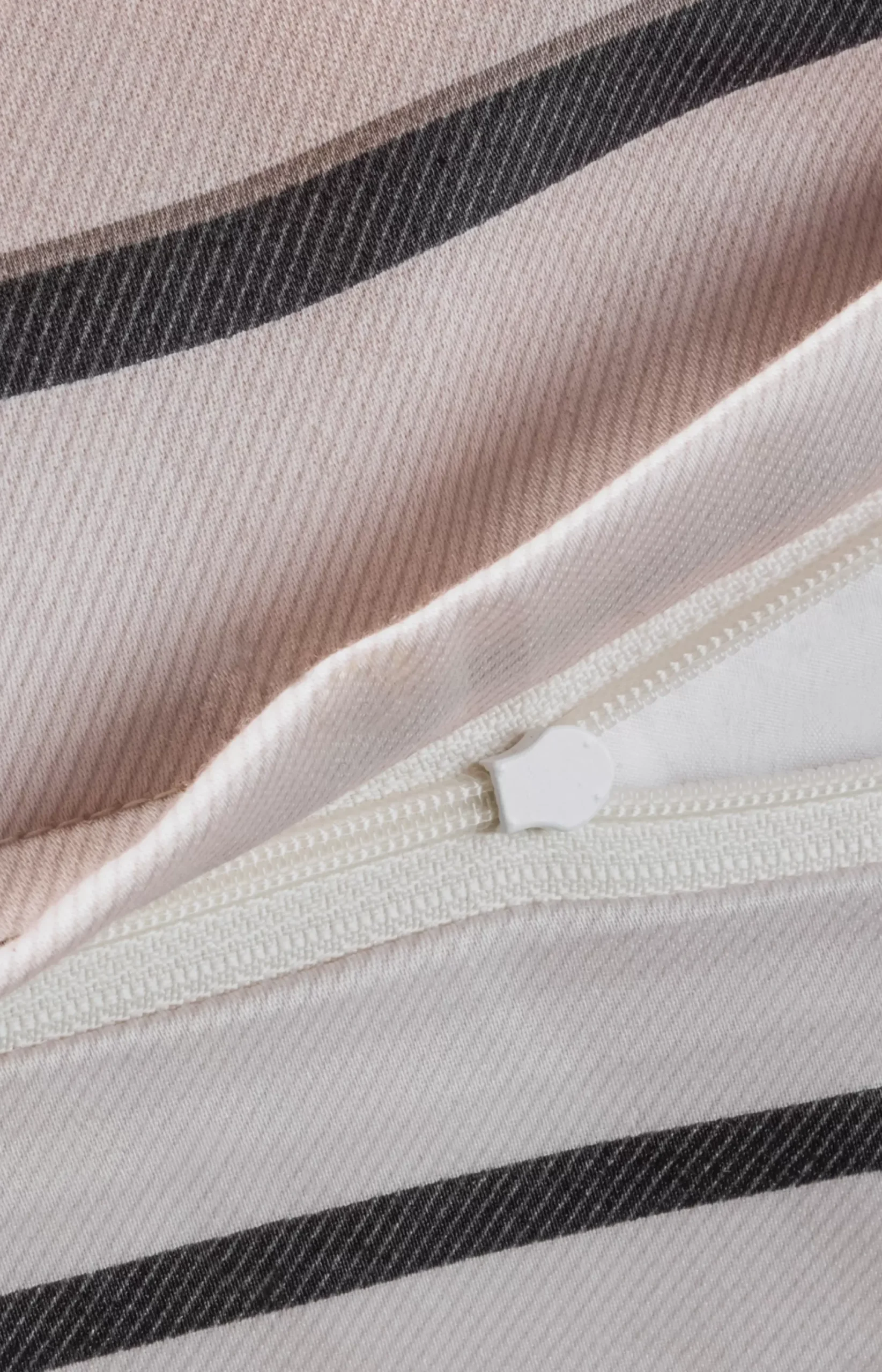 Online JOOP! SHUTTER bedlinen in stone